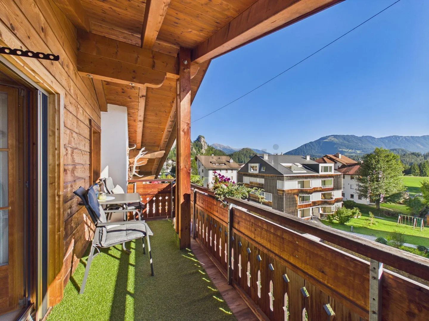 Balcon sud avec vue magnifique sur les montagnes : Attique confortable, parking inclus, près du Crestasee. Résidence secondaire possible - Photo 9 sur 10