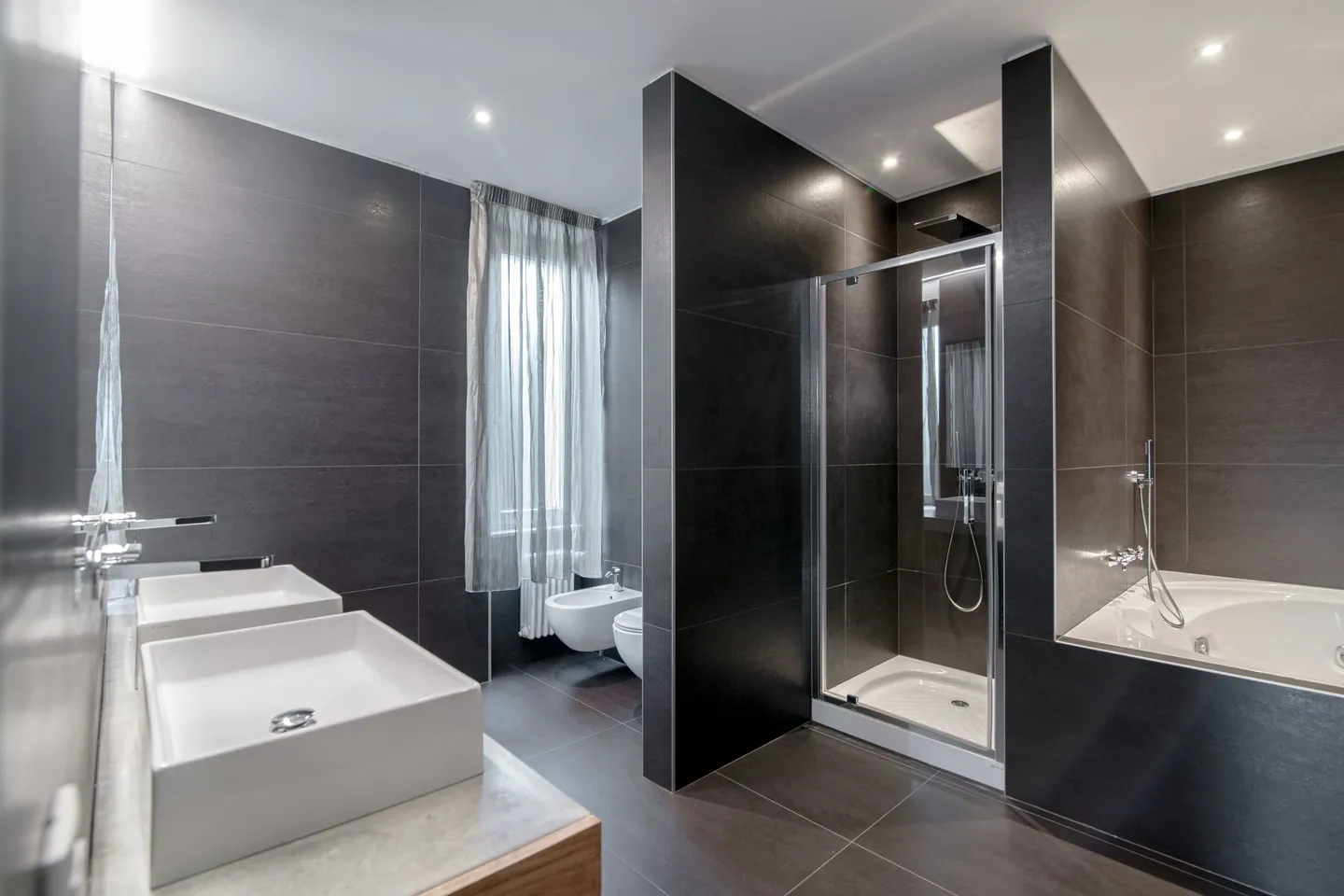 "Villa di Lusso a Lugano: Design Moderno e Vista Lago Mozzafiato" / "Luxuriöse Villa in Lugano: Modernes Design und Atemberaubender Seeblick" - Foto 8 di 10