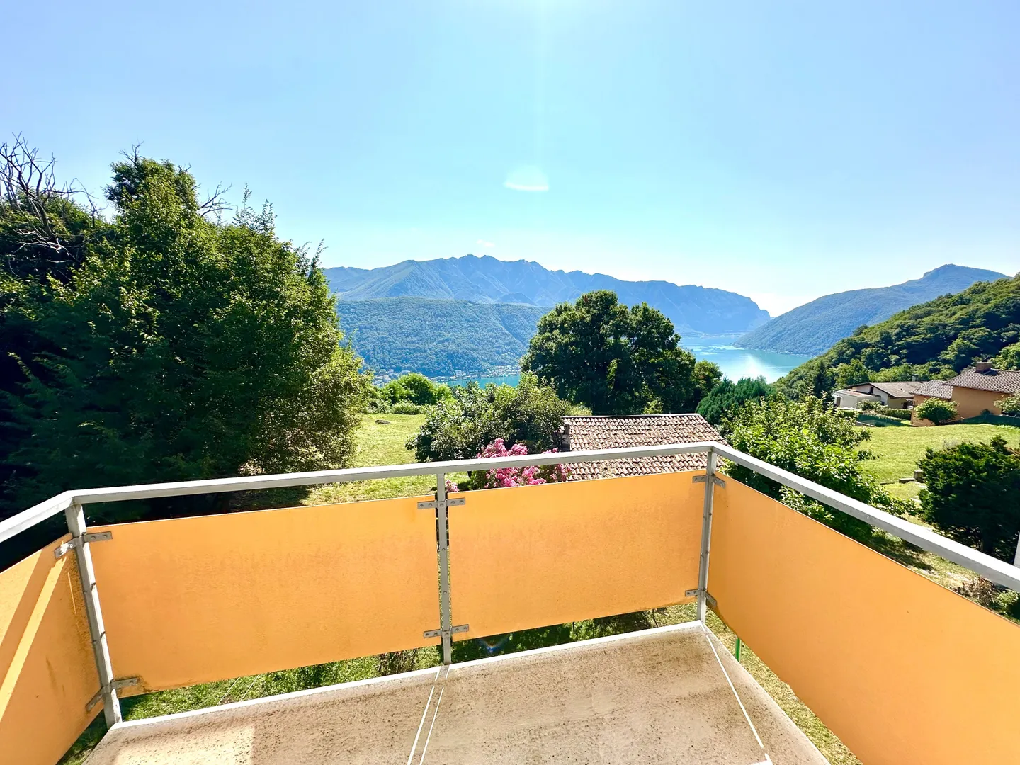 Elegant 3.5 Room Penthouse with Lake Lugano View - Photo 9 of 11