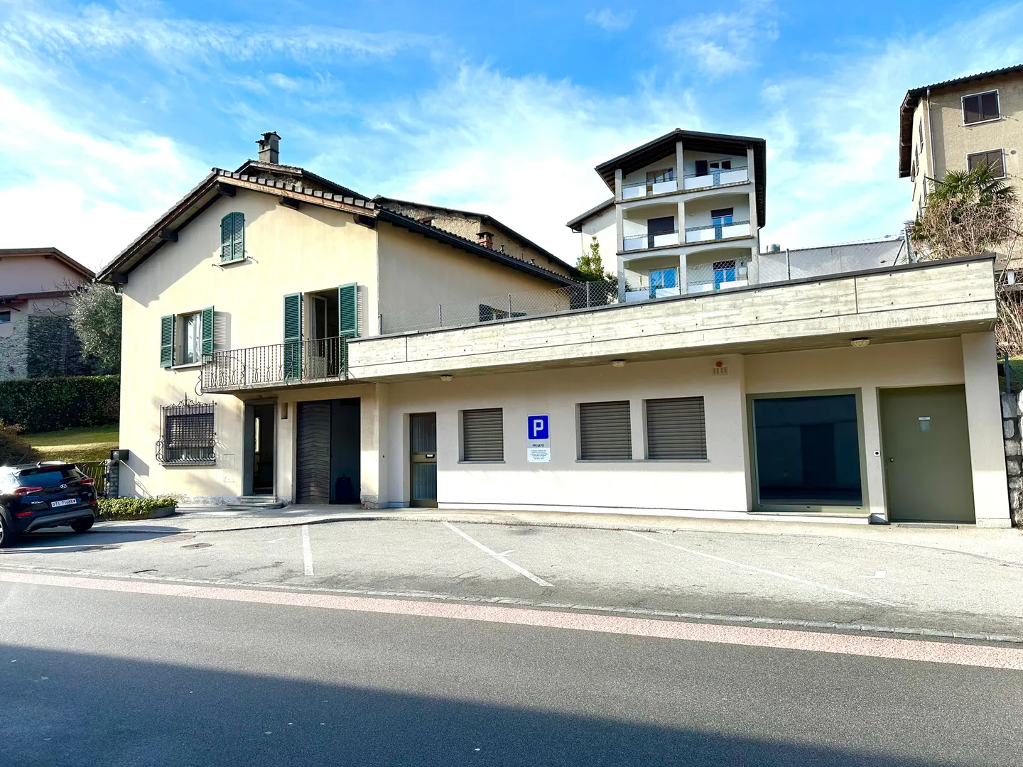 Wunderschönes freistehendes Haus mit 7,5 Zimmern und Garten in Cureglia - Foto 2 von 12