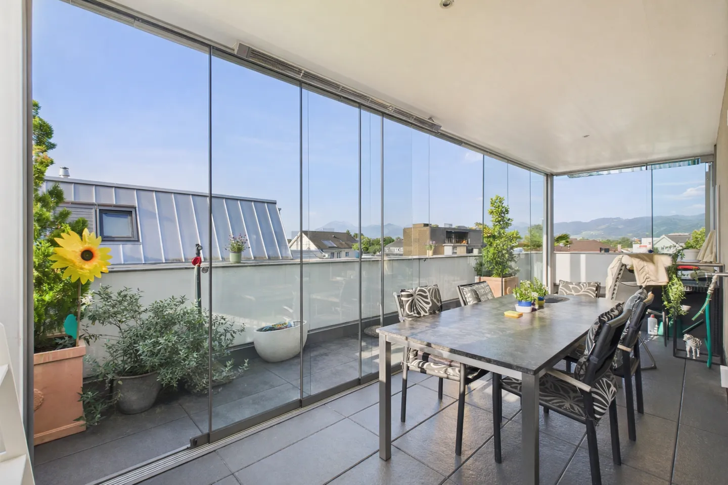 Exclusive penthouse apartment with 40 m² roof terrace & winter garden - privacy, comfort in Widnau - Photo 1 of 12