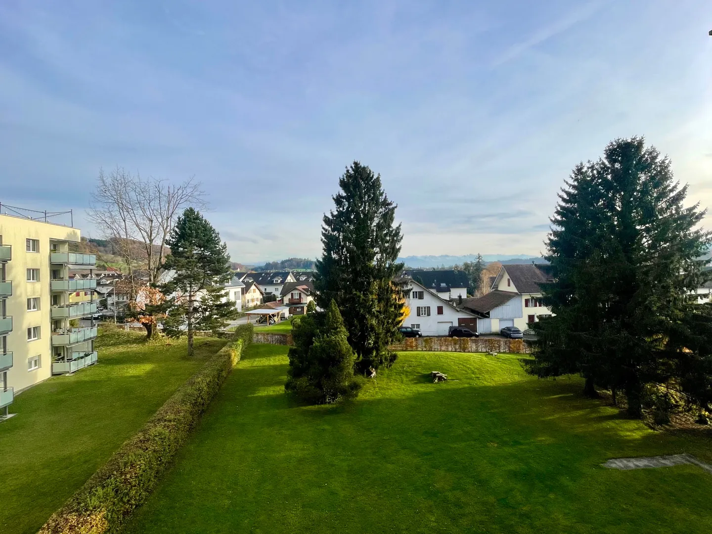 Appartamento moderno, completamente ristrutturato di 3,5 locali con bella vista sulle Alpi - Foto 1 di 11