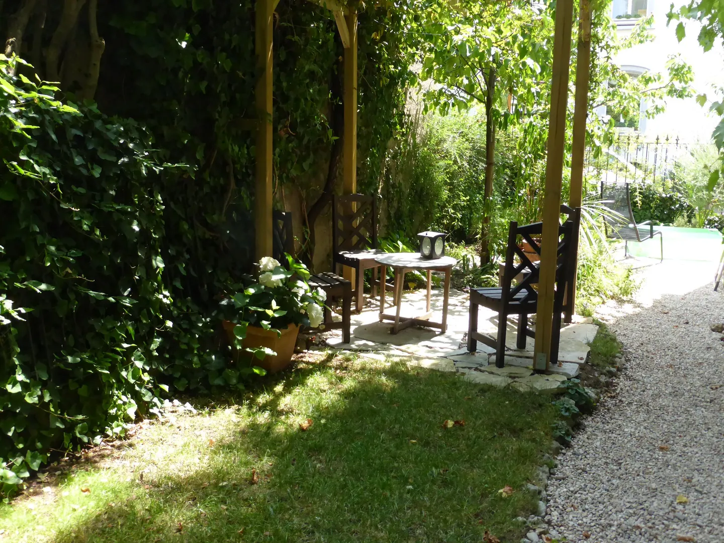 Appartement en penthouse 2,5 pièces ensoleillé et rénové avec vue à Bâle - Photo 11 sur 12