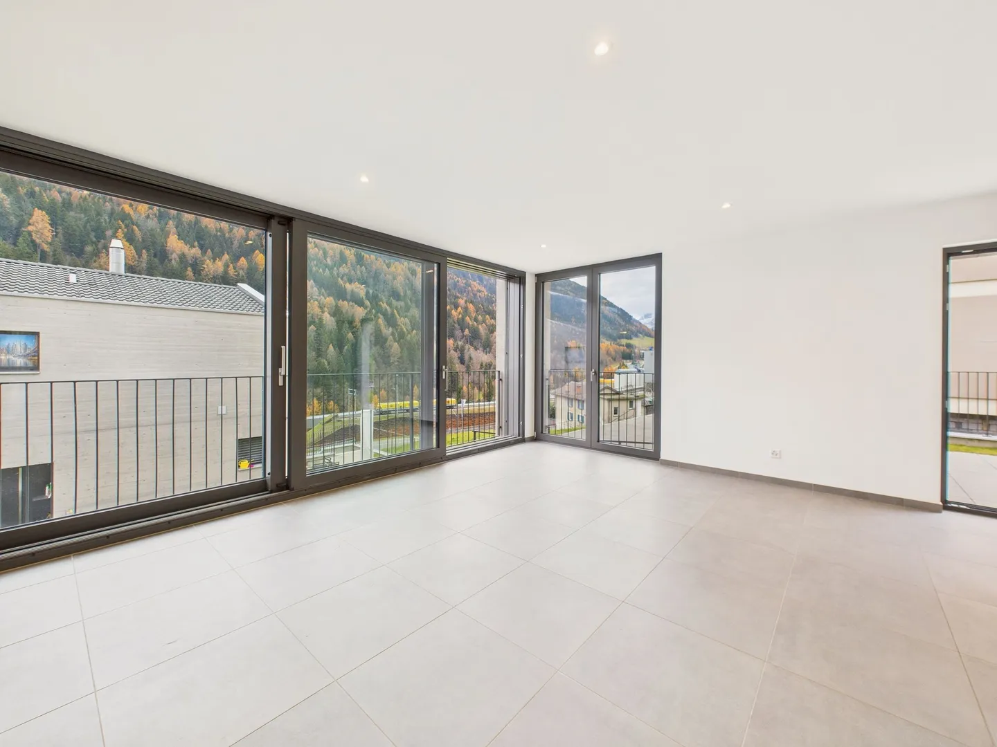 Elegant newly built villa in Airolo with modern and luxurious design - Photo 6 of 13