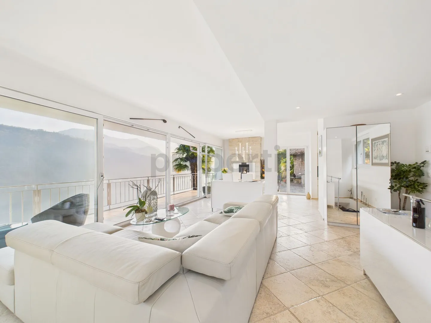 Villa de charme à Morcote avec jardin et vue sur le lac à couper le souffle - Photo 2 sur 13