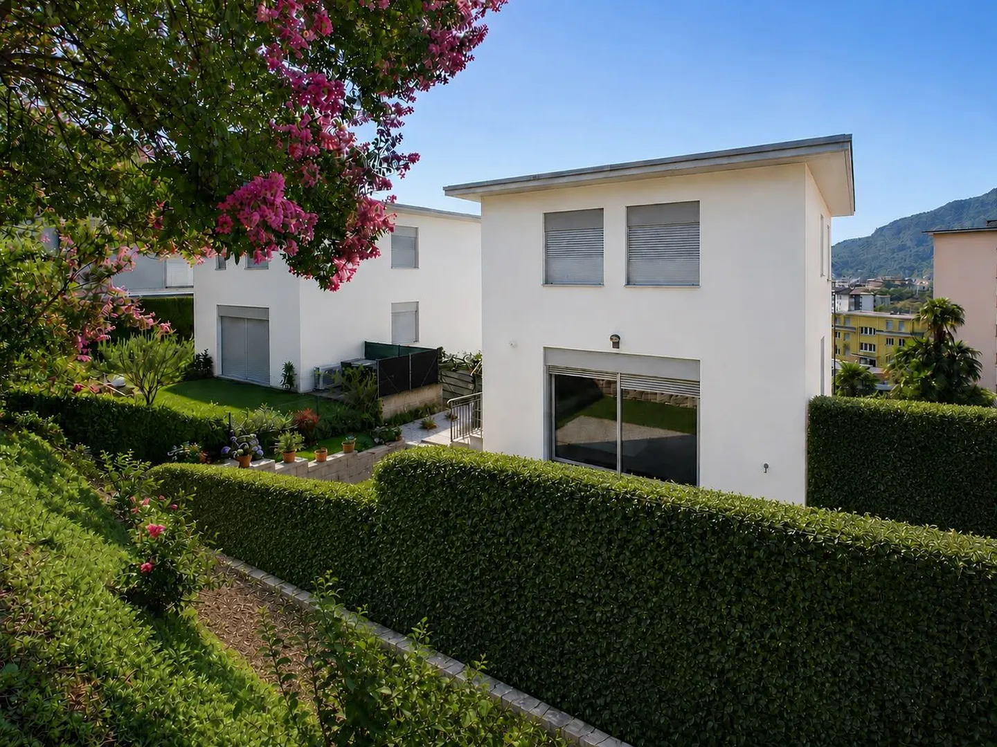 Splendid private garden, livable balcony, modern environments in a quiet location with no condominium fees - Photo 2 of 11