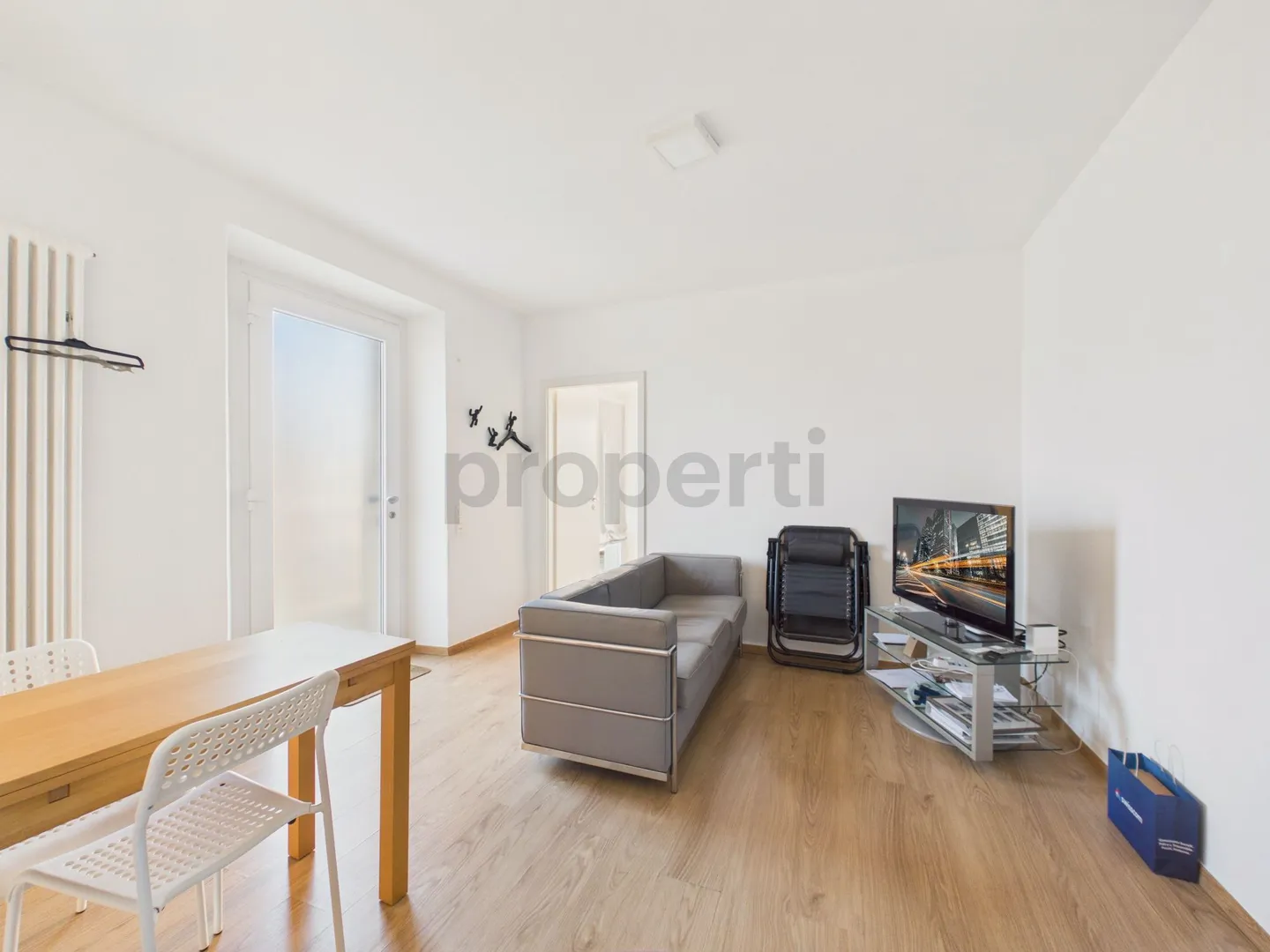 Palazzina ristrutturata composta da attico e due appartamenti, a Contone - Foto 8 von 13