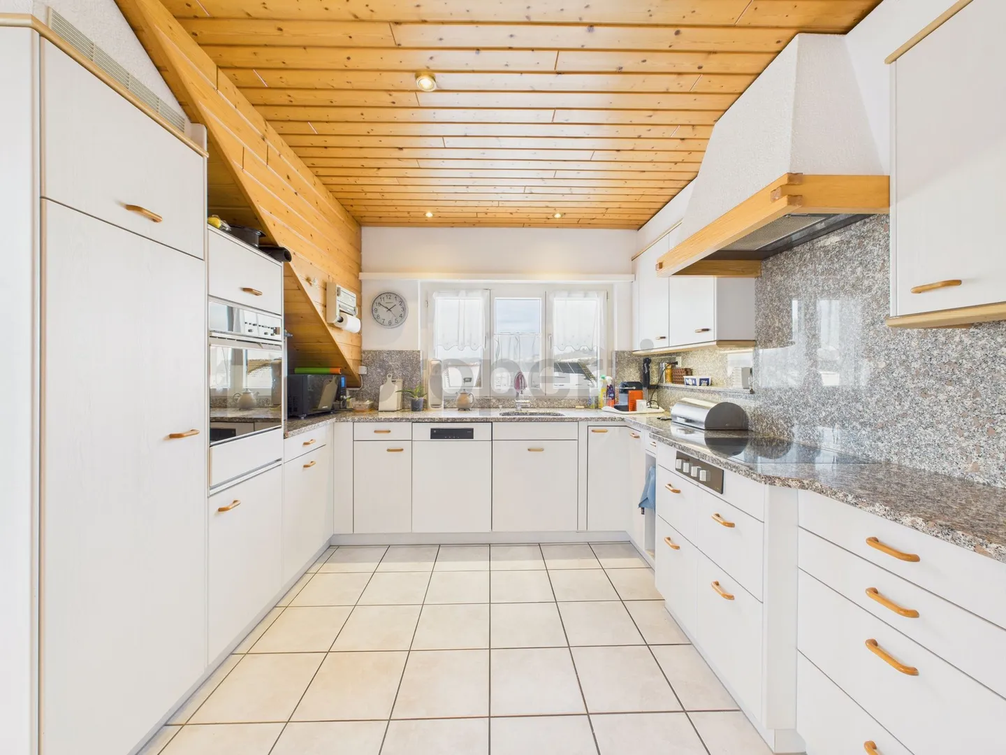 Charming 4-Room Attic Apartment in Fahrwangen - Photo 4 of 13