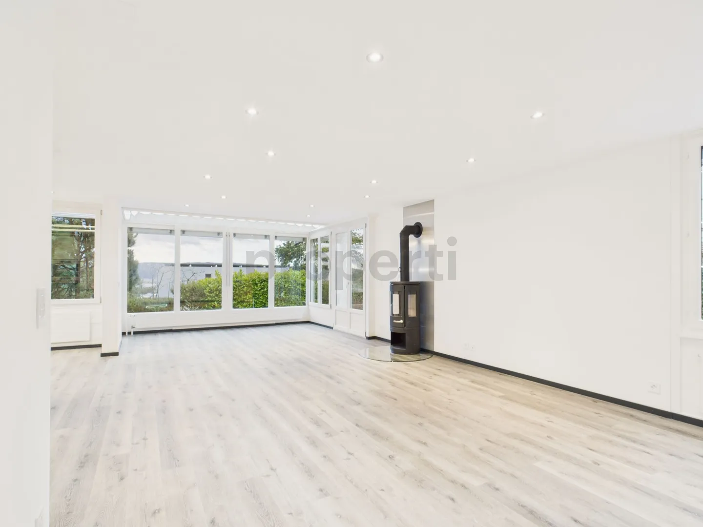 Moderna casa a schiera ristrutturata con giardino a La Neuveville - Foto 2 di 13