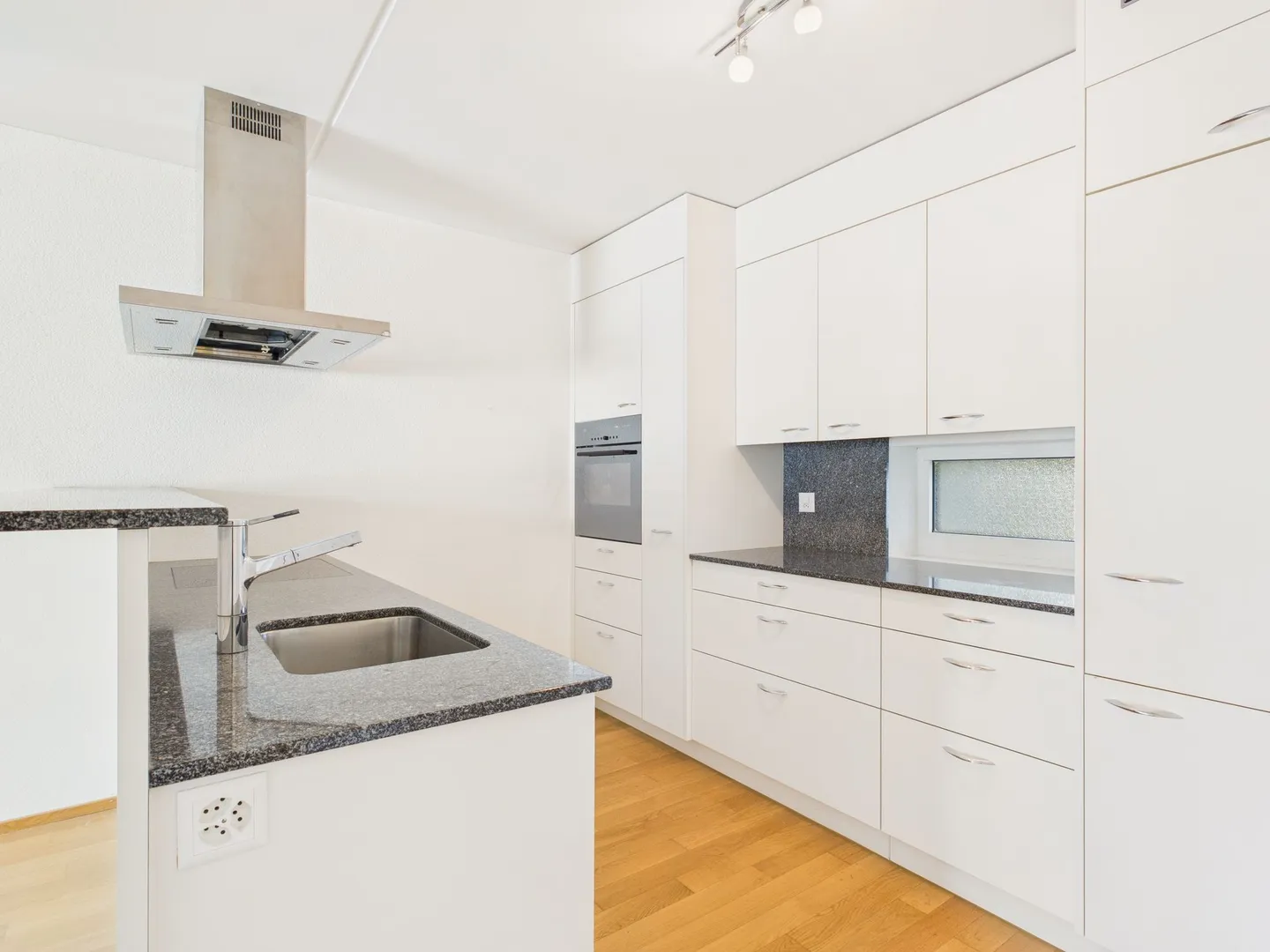 Moderne 2.5-Zimmer-Wohnung mit Balkon, Bätterkinden - Photo 2 of 13