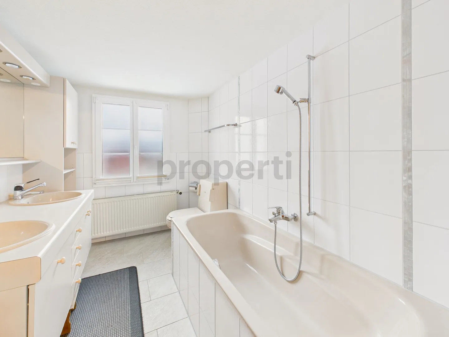 Grosszuegiges 8-Zimmer-Einfamilienhaus mit 2 Balkonen und Garten in Grindelwald - Foto 9 von 10