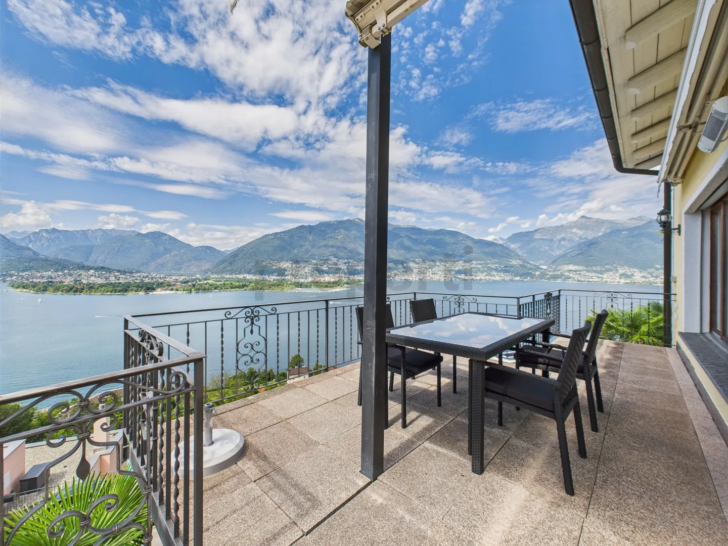 Charming villa with guest apartment and panoramic view of Lake Maggiore - Photo 12 of 13