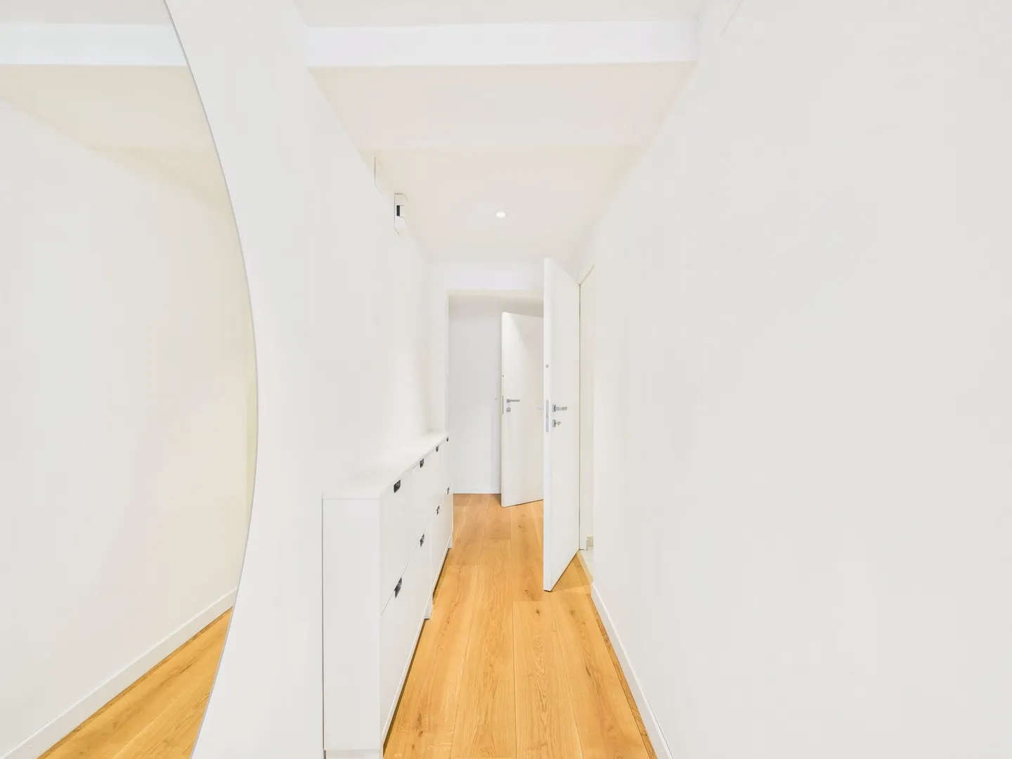 Duplex lumineux et rénové avec vue sur le lac dans la région de Nyon - Photo 6 sur 11