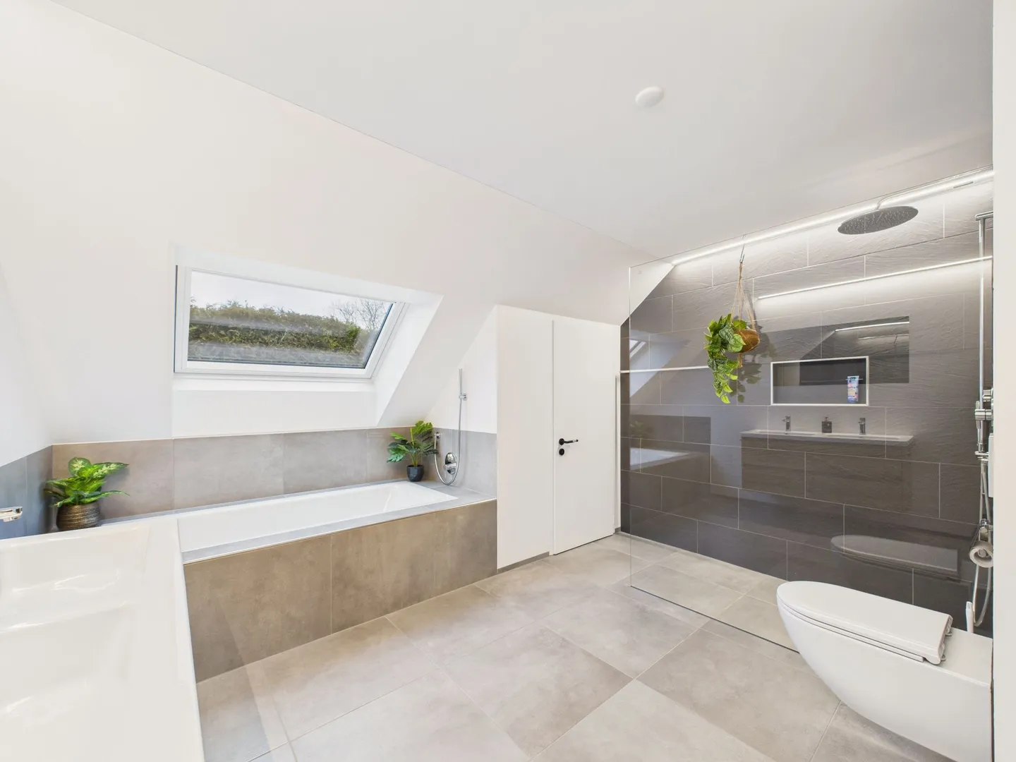 Fascinating Single-Family Home with Garden in Bichwil, Canton SG - Photo 11 of 12