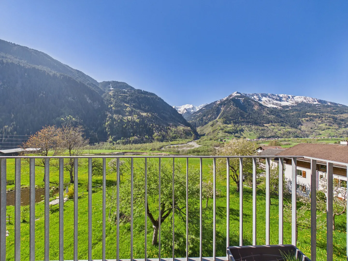 Appartement moderne de 2,5 pièces avec grand balcon à Rabius - Photo 12 sur 13