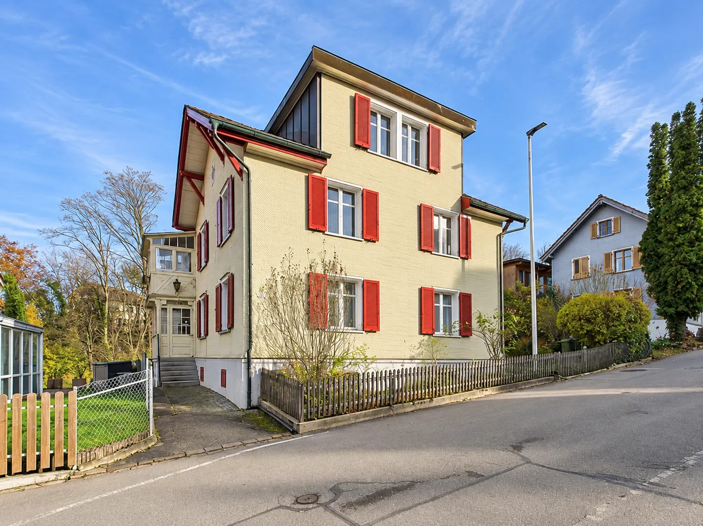 Mehrfamilienhaus mit Garten - Foto 1 von 13