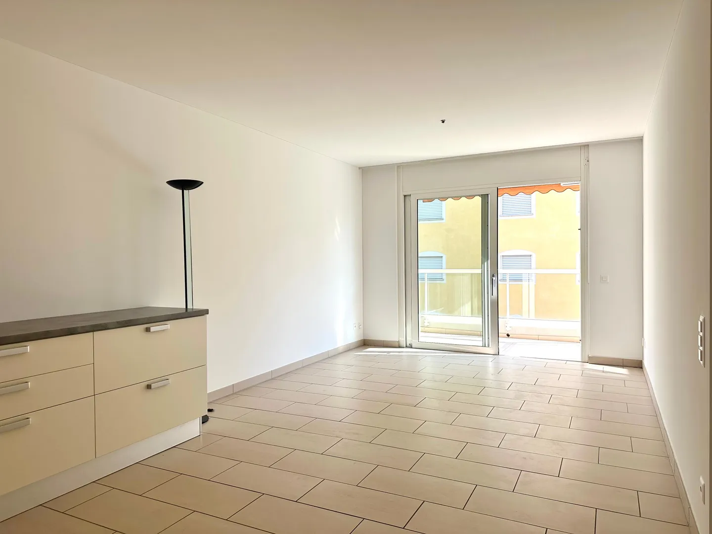 Luminoso 2.5 appartamento ristrutturato con balcone in zona centrale - Foto 2 di 11