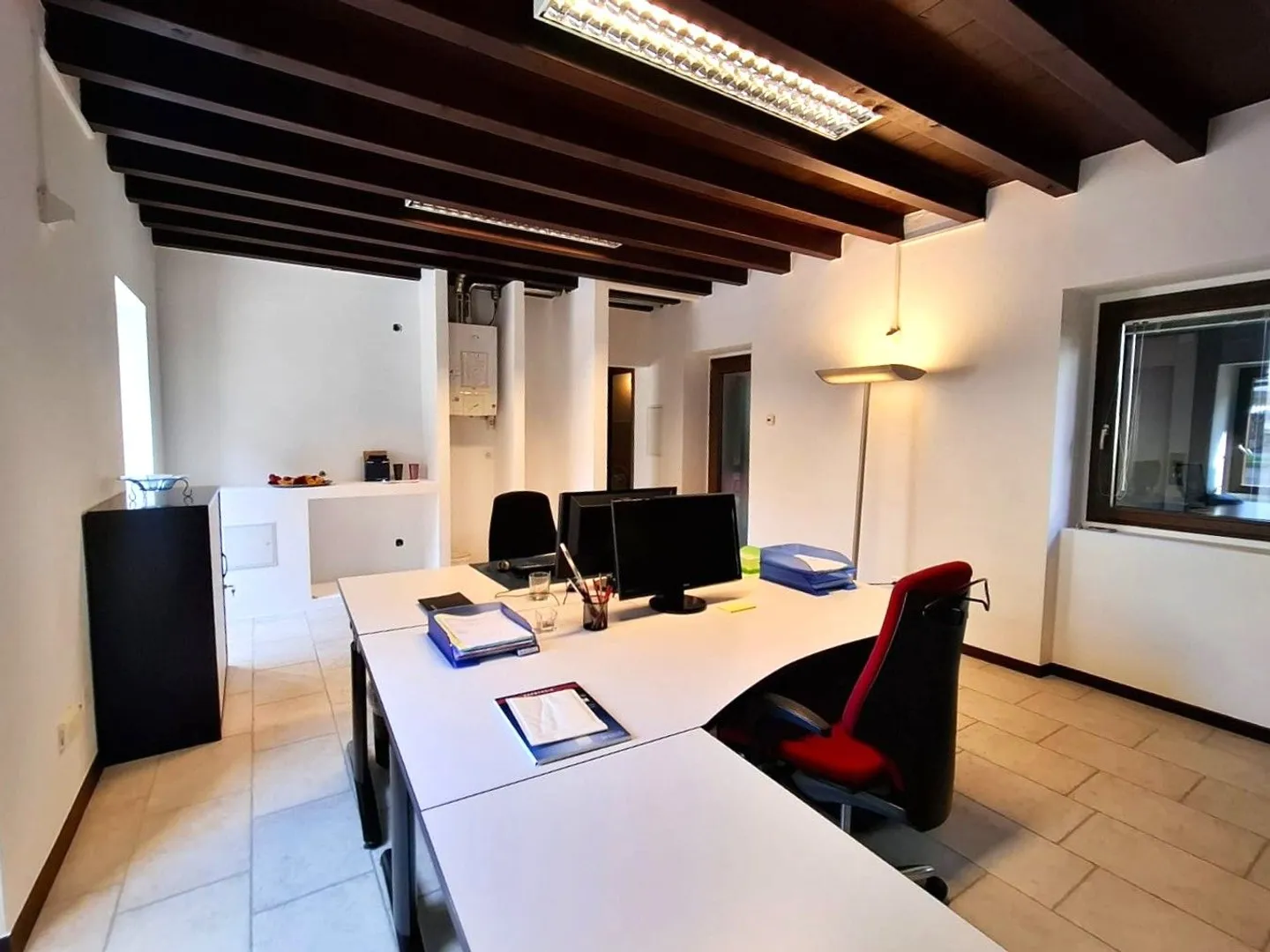 Living in a historic courtyard in Chiasso: 5-room apartment in a central location - Photo 6 of 12