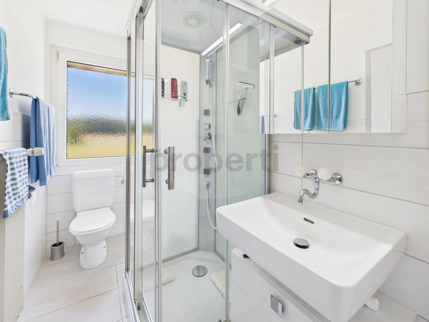 Grosszügiges Zweifamilienhaus mit Wellnessoase und Ausbaupotenzial in Uettligen - Foto 8 von 13