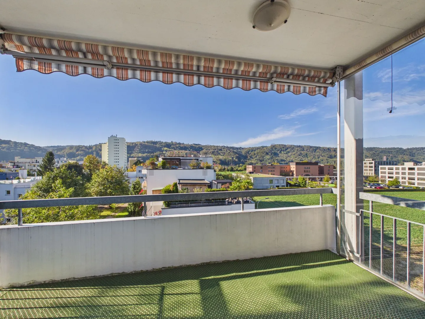 Terrazza privata di 120 m² con padiglione vetrato, camino, balcone sud e posto auto sotterraneo! - Foto 11 di 13