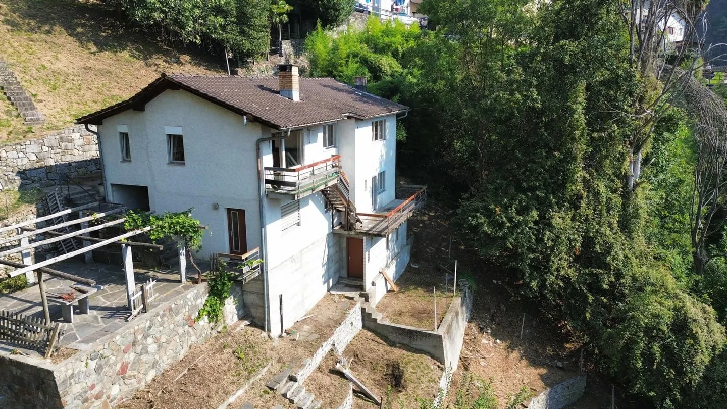 Stunning View over the Morobbia Valley, Garden with Pergola & Renovation Potential! - Photo 1 of 12