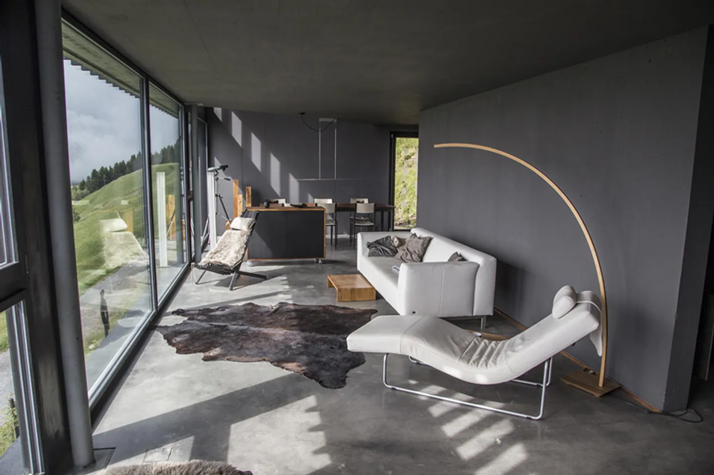 "Casa Nera" - einzigartiges Einfamilienhaus an sonniger Hanglage im Val Lumnezia - Photo 2 of 10