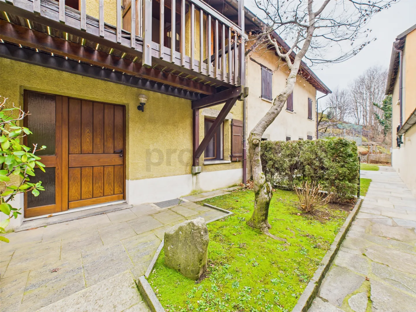 Spacious 3-room townhouse with balcony in Odogno - Photo 1 of 13