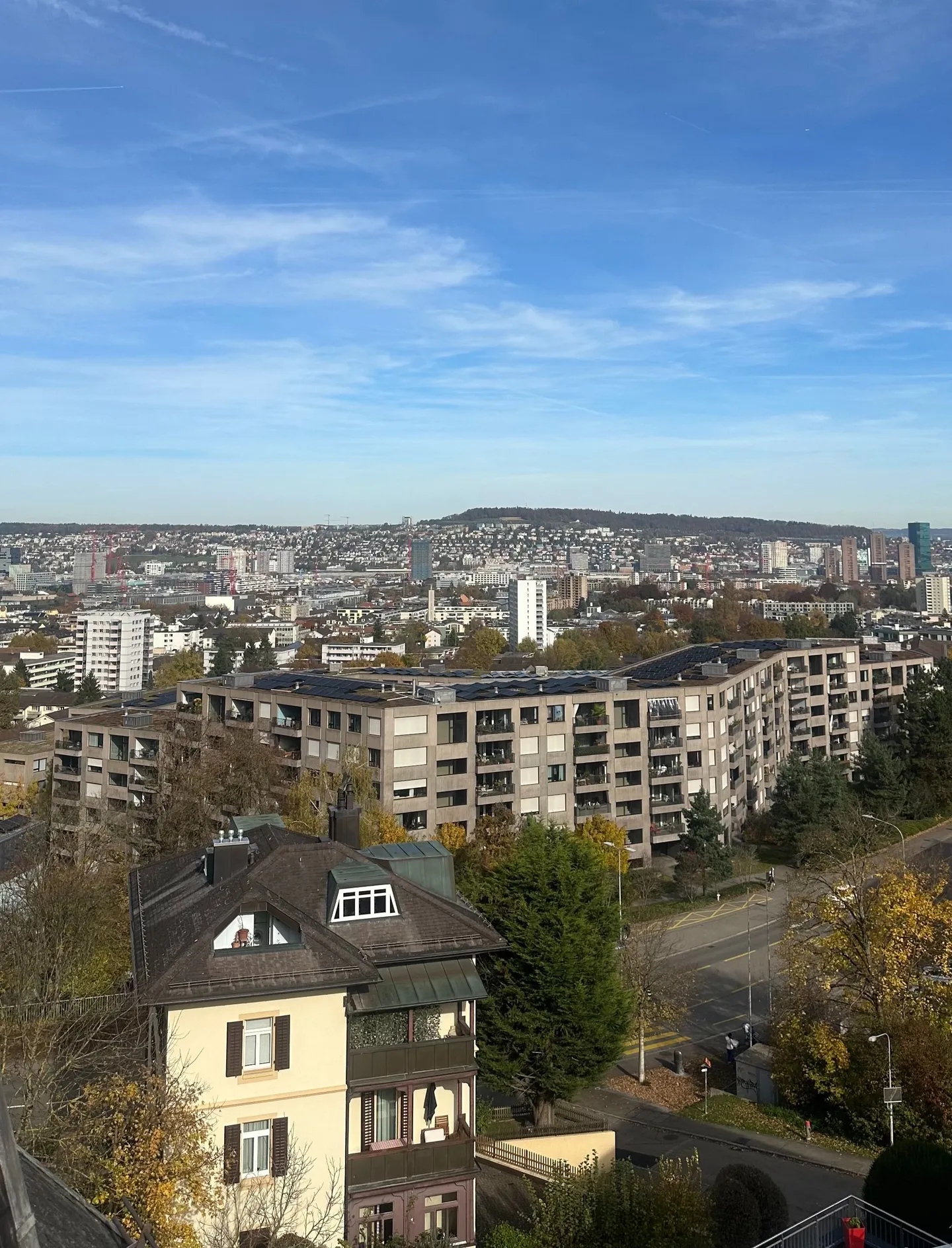 Vivre au-dessus des toits de Zurich - Appartement penthouse exclusif de 2,5 pièces avec terrasse ensoleillée - Photo 9 sur 10