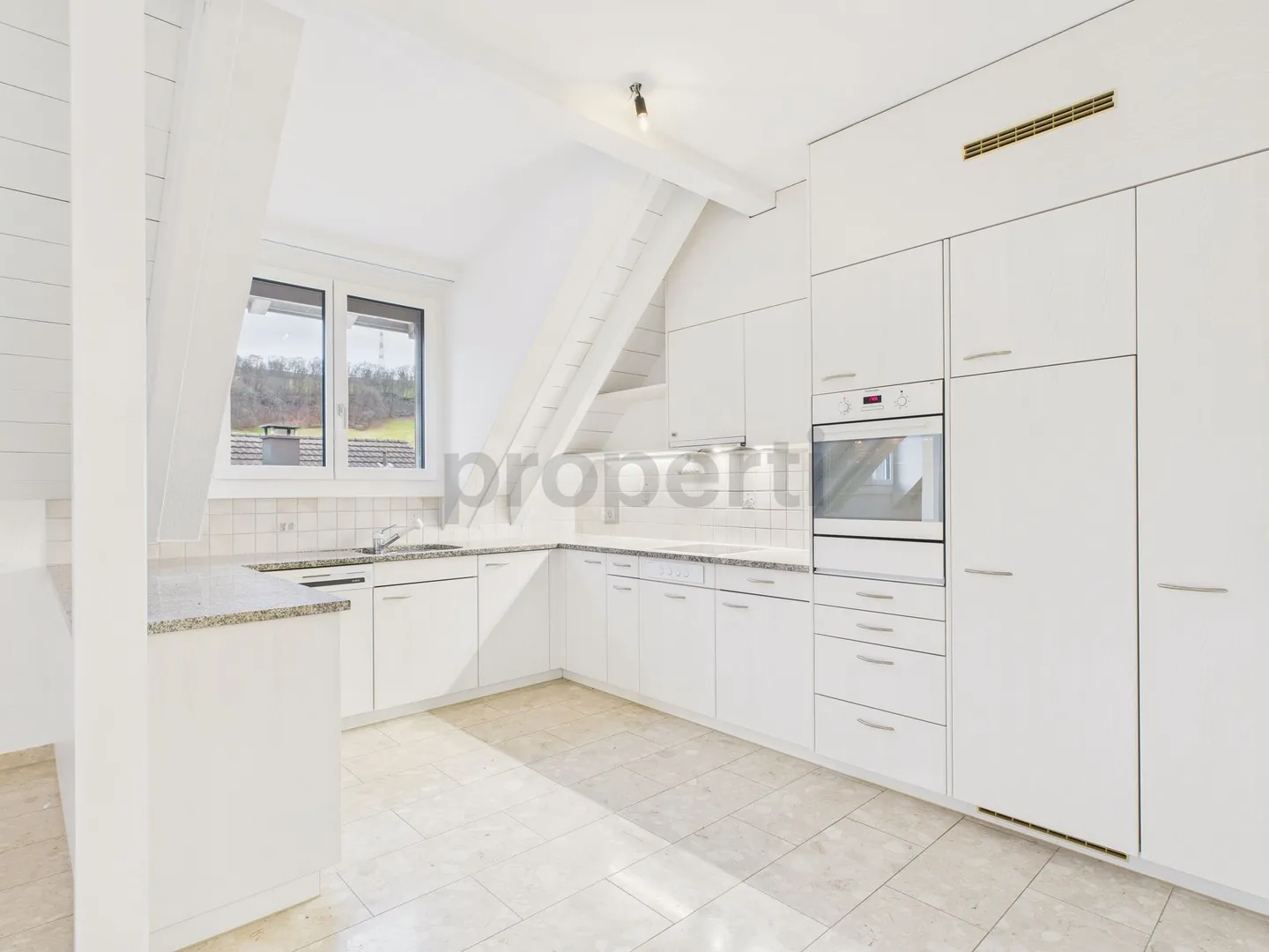 Luminoso appartamento duplex di 4,5 stanze con balcone a Bubendorf - Foto 2 di 12