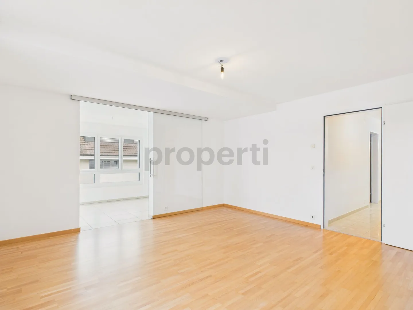 Luminoso appartamento duplex di 4,5 stanze con balcone a Bubendorf - Foto 6 di 12