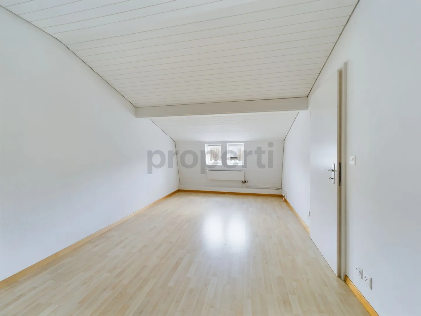 Charmante, rénovée appartement de 4.5 pièces sous les toits à Oberlunkhofen - Photo 8 sur 12