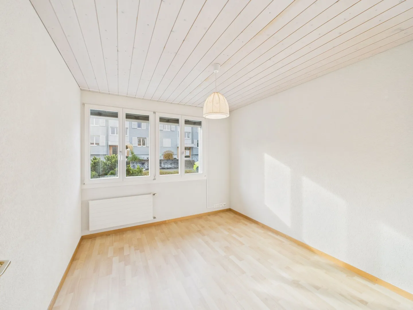 Charming 4.5-Room Townhouse in Münchenbuchsee - Photo 8 of 13