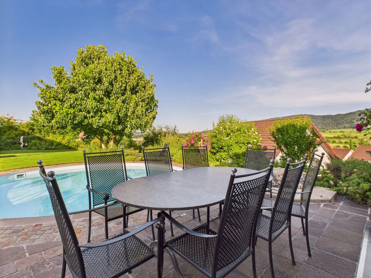 Maison individuelle avec piscine, maison de piscine et beaucoup d'espace extérieur - Photo 2 sur 13