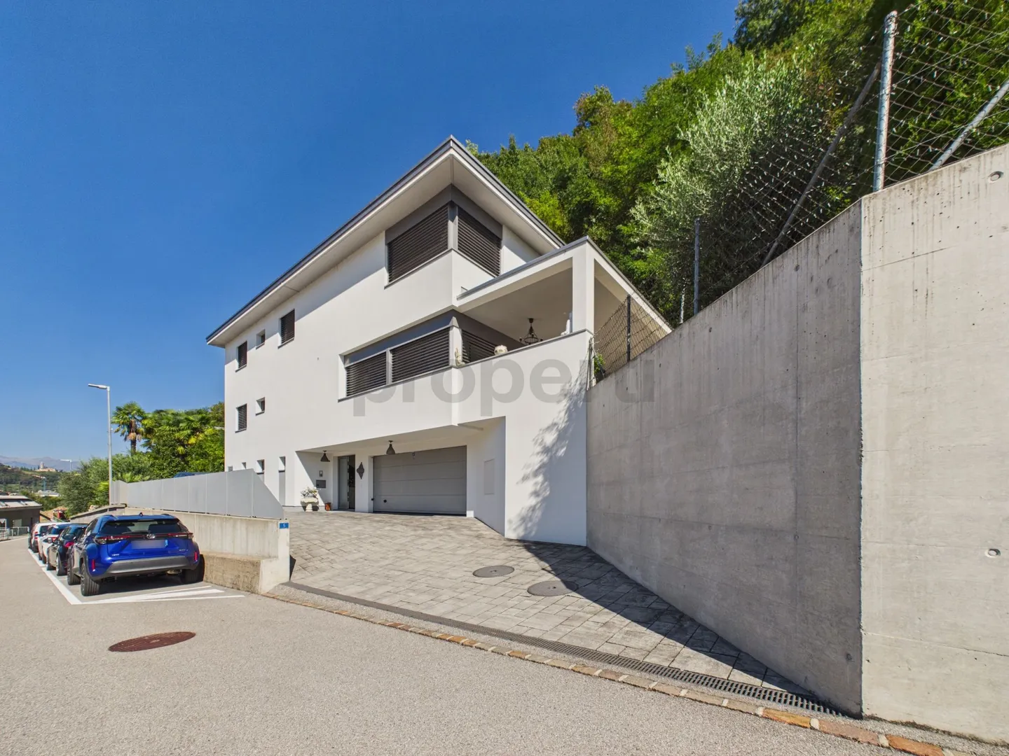 Contemporary villa with large spaces, garden and double garage - Photo 1 of 13
