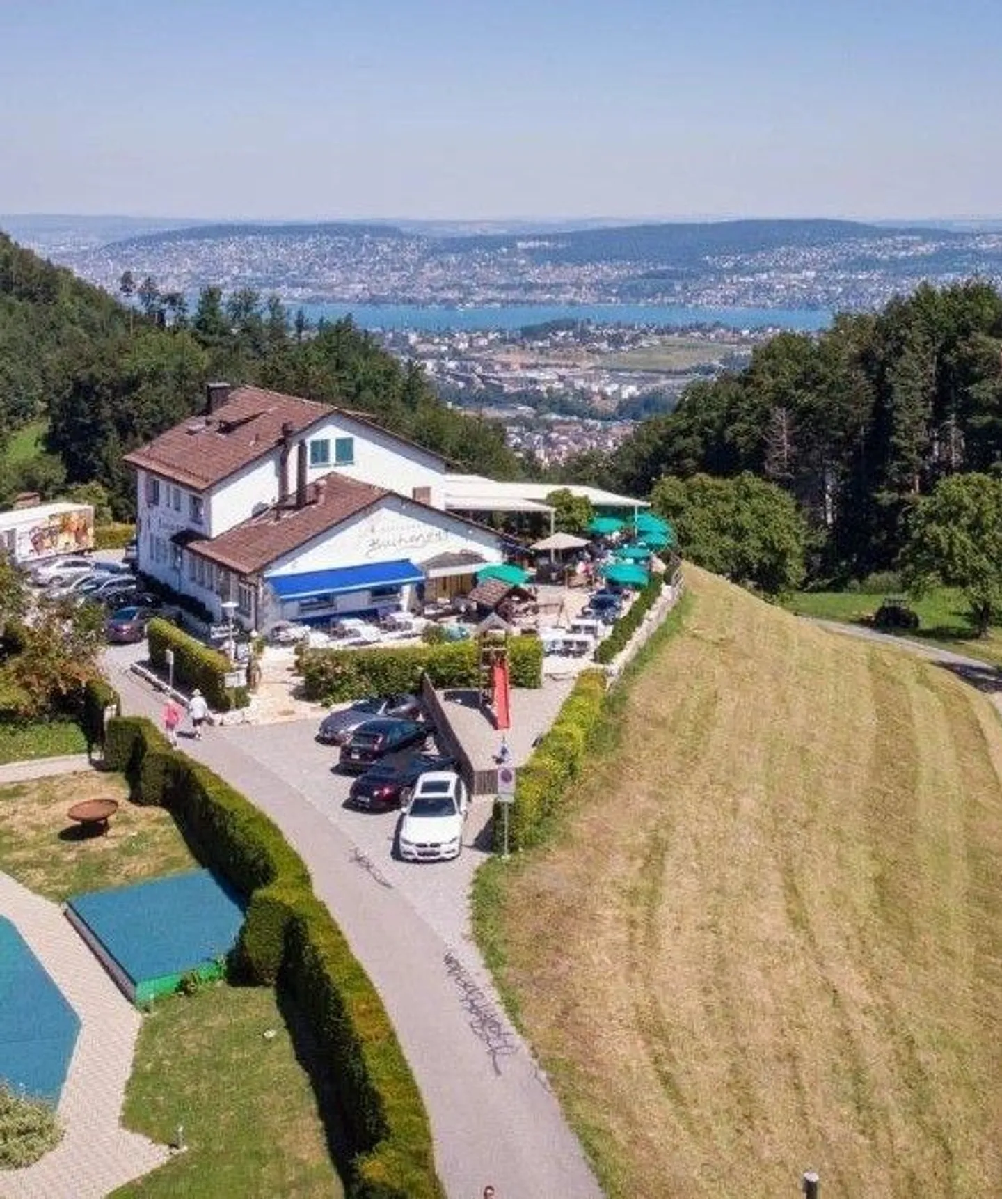 Exclusive Living in Stallikon: Modern 4.5-Room Apartment with Stunning Views - Photo 2 of 12