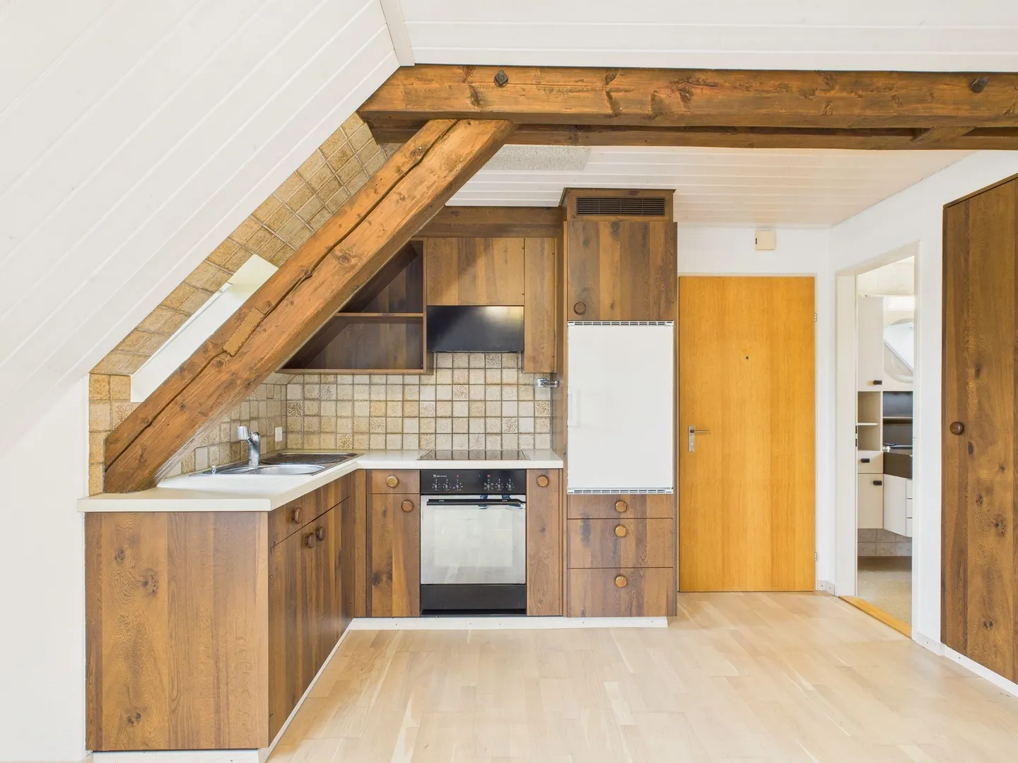 Charming 2.5-room attic apartment with plenty of light and view - Photo 2 of 11