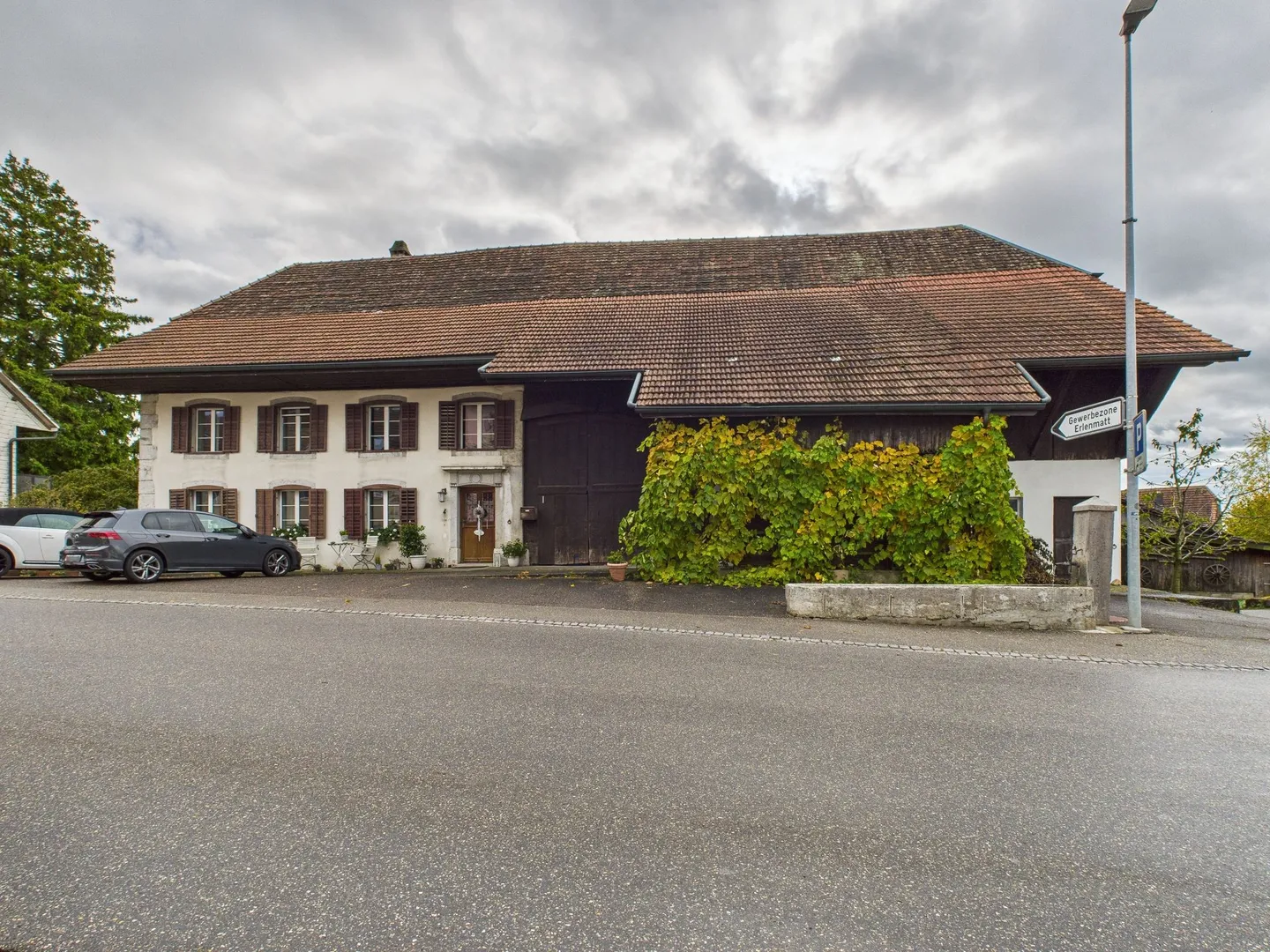 Historic 8.5-Room Farmhouse with Charm, Horse Stable, and Large Garden in Attiswil - Photo 2 of 8