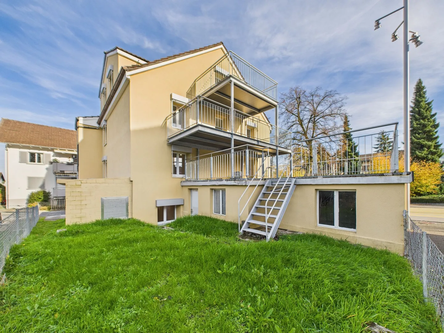 Casa moderna multi-generazionale con tre appartamenti separati in una posizione privilegiata a Goldach (SG) - completamente ristrutturata, soleggiata e versatile - Foto 1 di 13