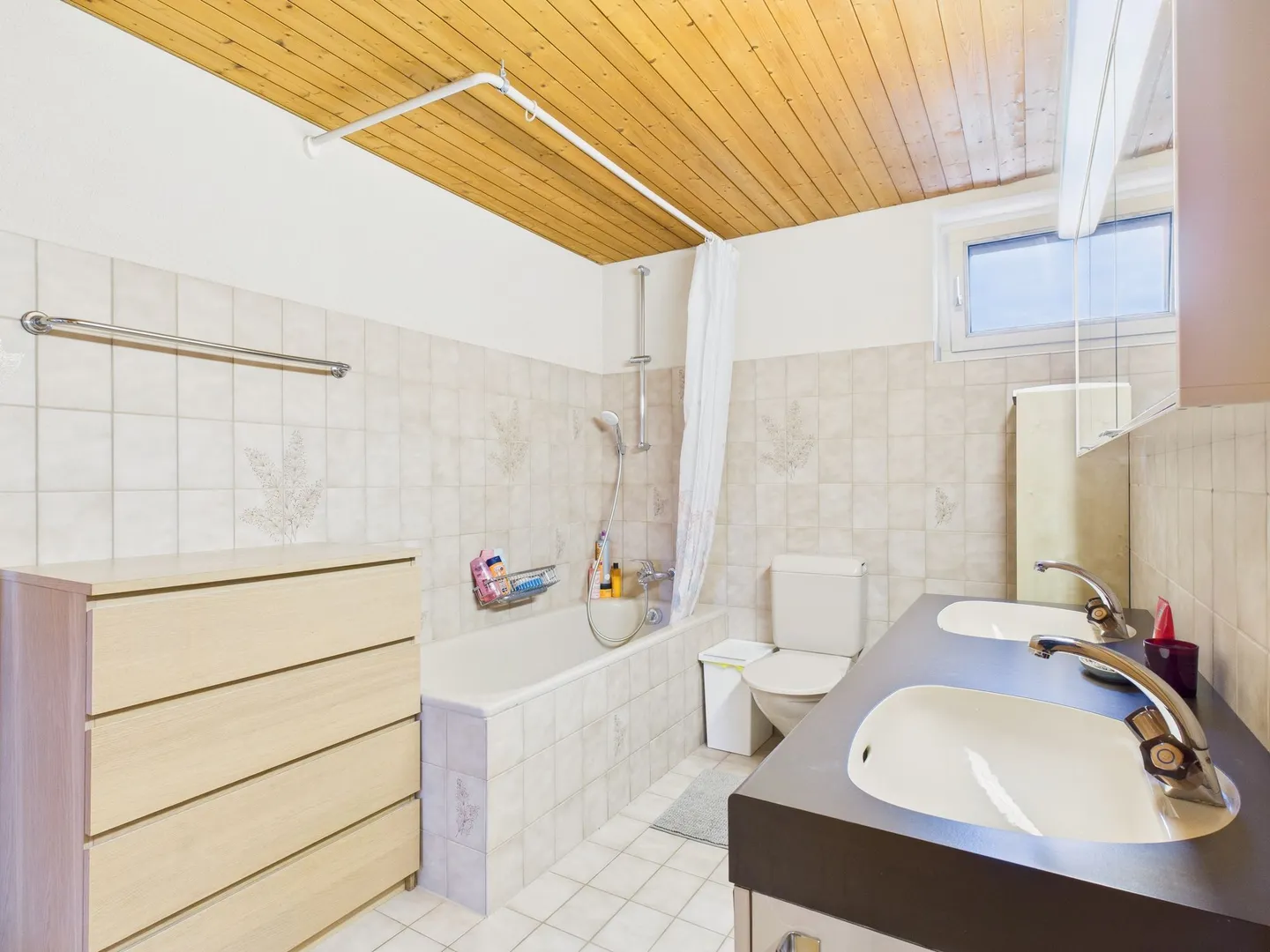 Grosszügiges 6-Zimmer-Einfamilienhaus mit Garten in Eiken - Foto 8 von 13