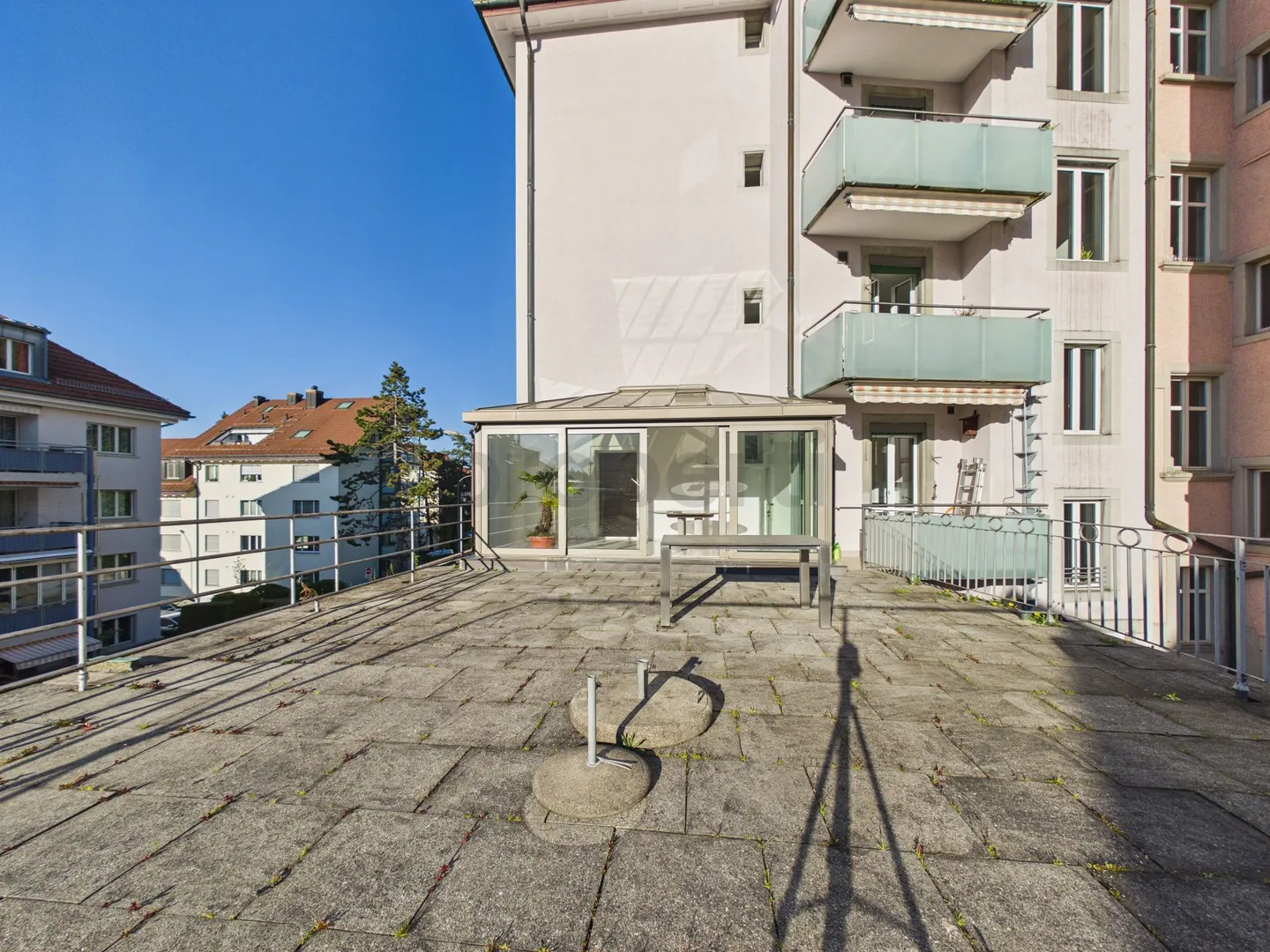 Centrally located 4.5-room apartment with 200 m2 large terrace + 18 m2 winter garden in St. Gallen - Photo 9 of 13