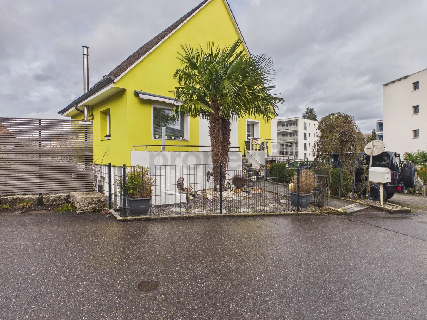 Renovated 6.5-room single-family house with spacious garden in Menziken - Photo 1 of 13