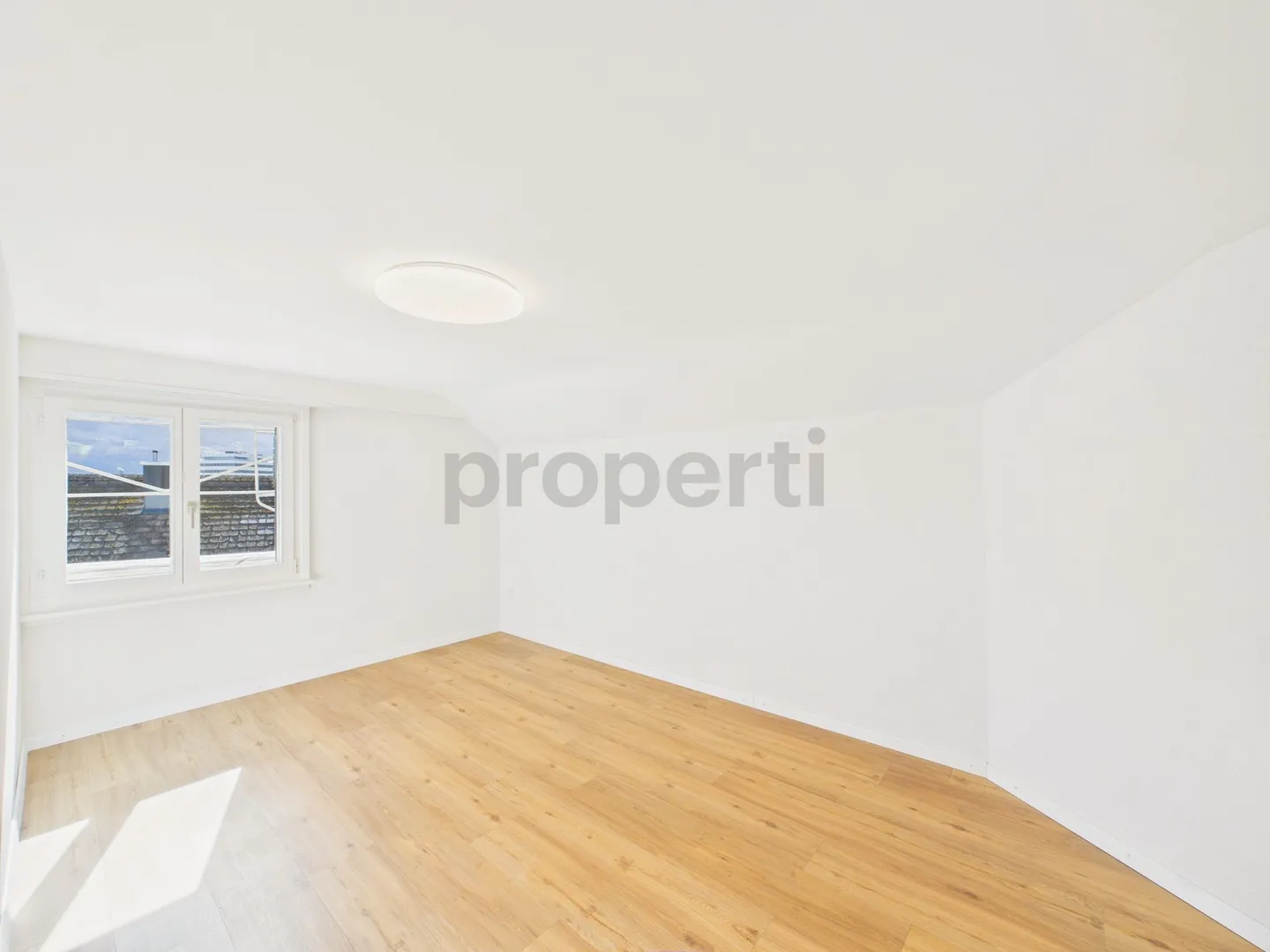 Moderno appartamento mansardato di 3,5 locali con balcone a Niederurnen - Foto 5 di 9