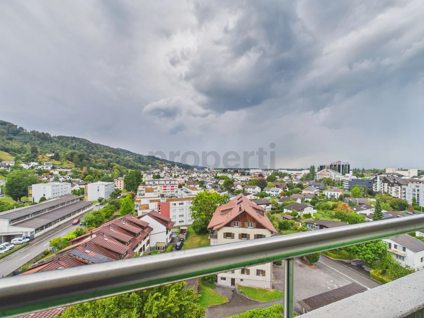 Lichtdurchflutetes Wohnen mit Balkon und Weitsicht - Foto 10 di 12