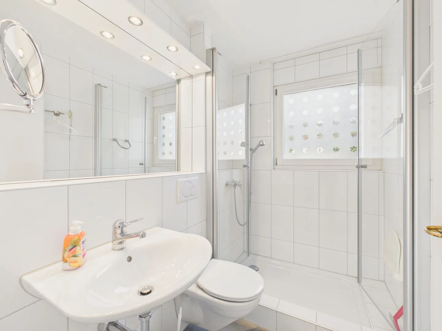 Appartement penthouse meublé de 3,5 pièces avec grande terrasse et vue imprenable sur la vallée de la Limmat - Photo 8 sur 11