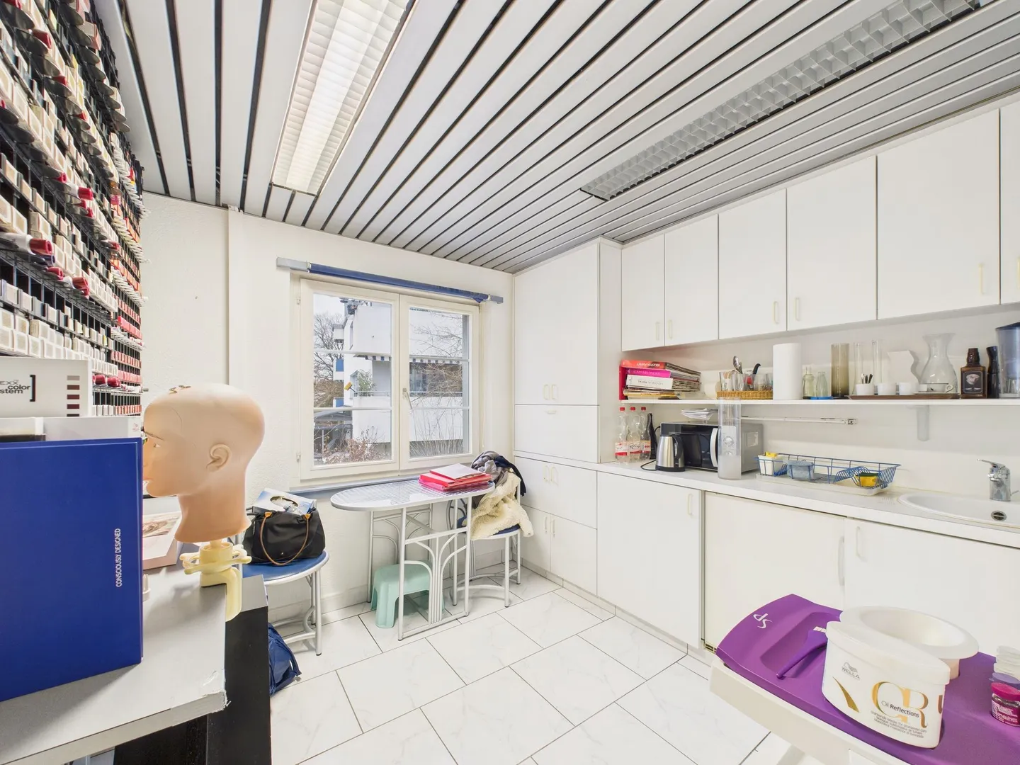 Attraktive Ladenfläche in Uster  ideal für Coiffure- oder Beauty-Konzept mit viel Gestaltungsspielraum und 5 Parkplätzen - Foto 5 von 10