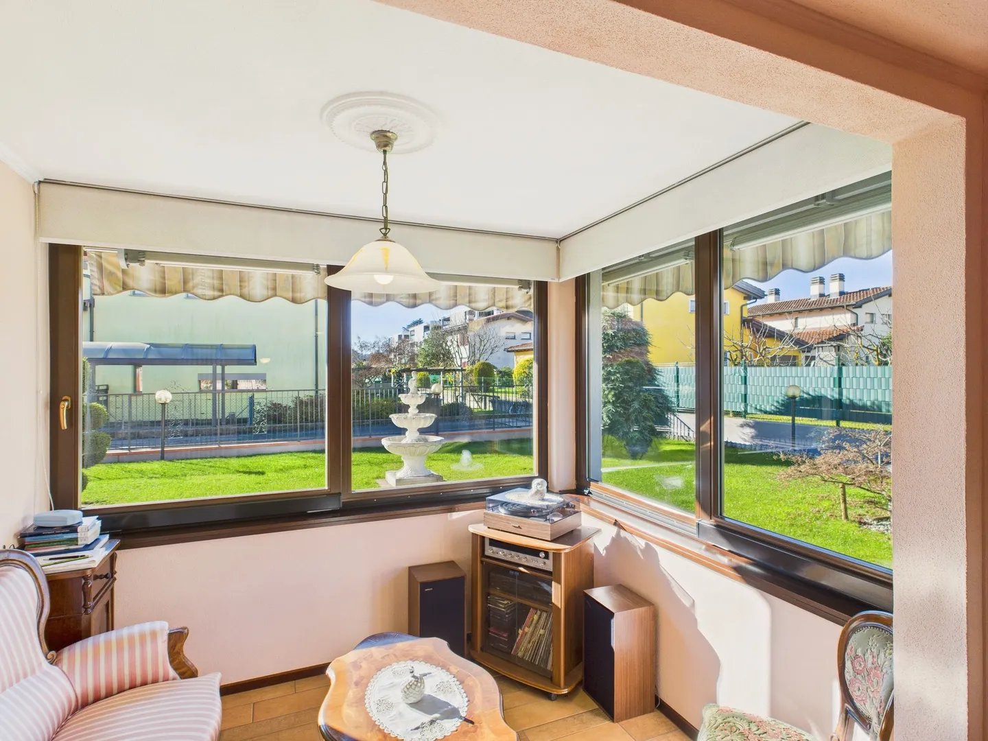 Elegant 7-room villa with large garden in Stabio - Photo 5 of 13