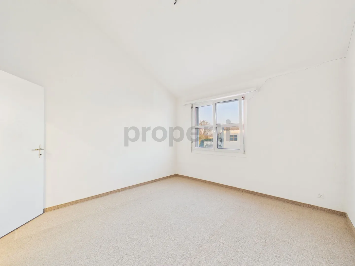 Bright 4.5-Room Apartment with Great Potential - Photo 5 of 9