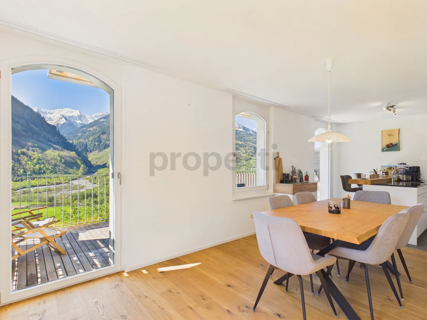 Appartement moderne de 2,5 pièces avec grand balcon à Rabius - Photo 4 sur 13