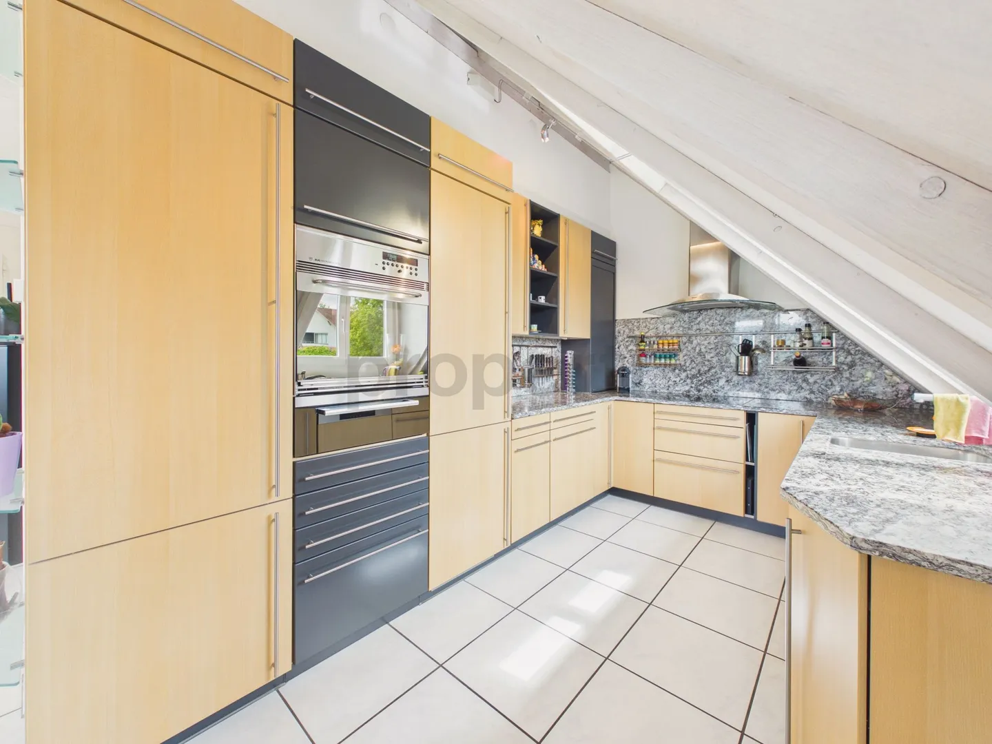 Bright 3.5-room attic apartment with lake view in Uster - Photo 5 of 13