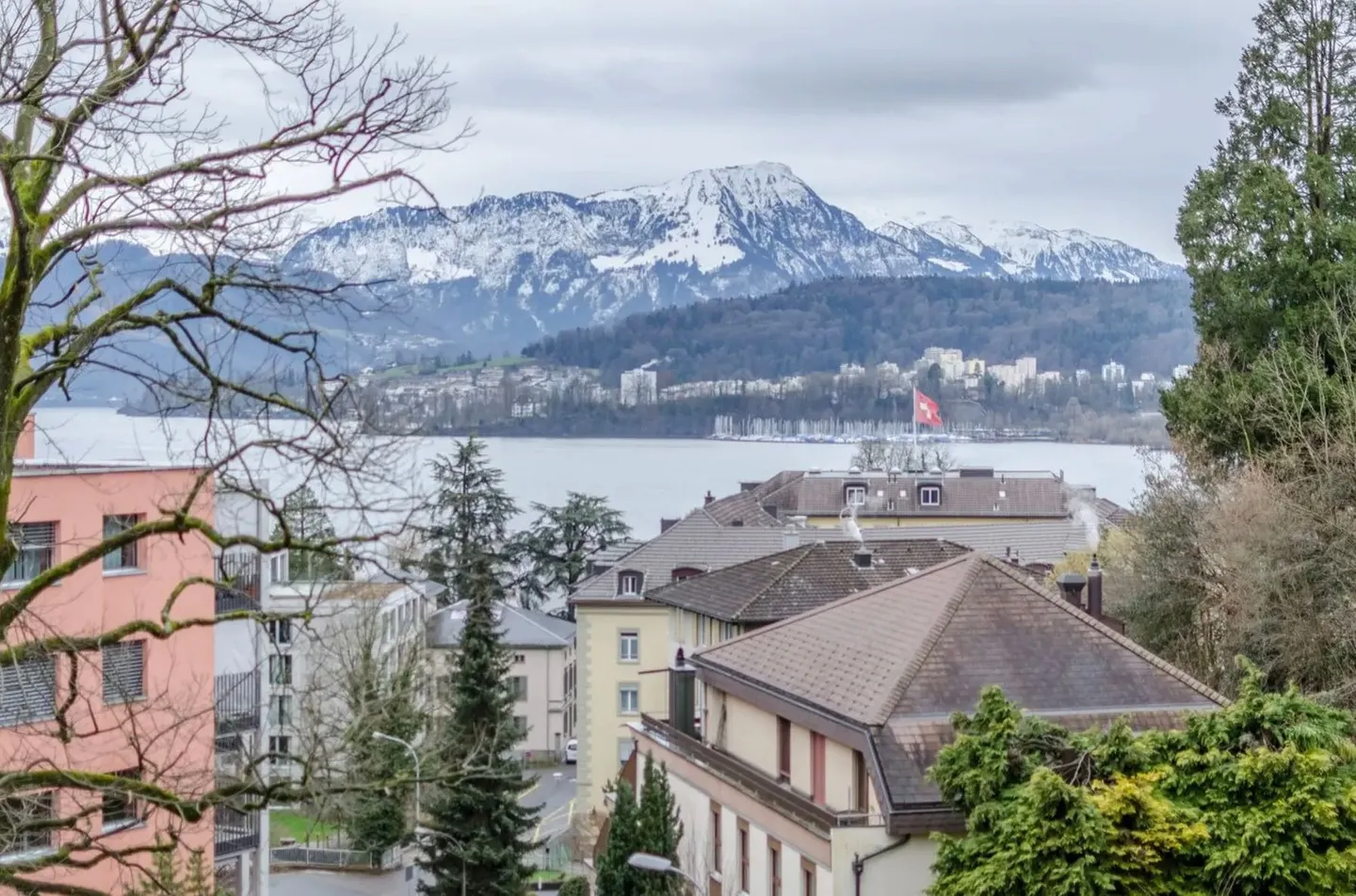 Charming Apartment with Lake View - Photo 5 of 8
